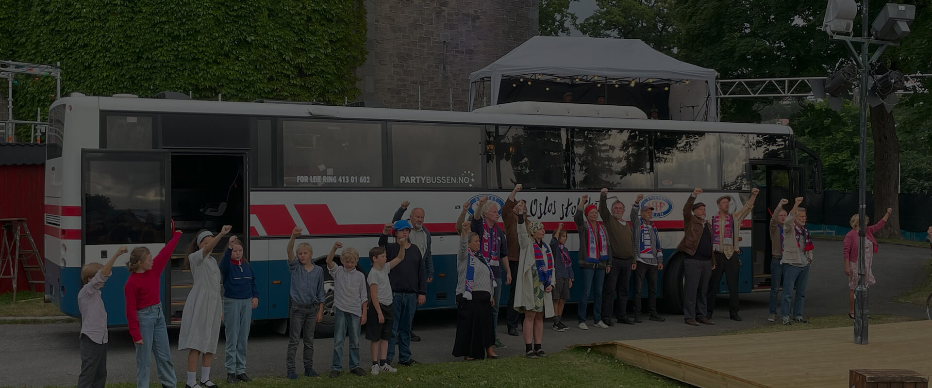 Vertshusbussen med Vålerenga-supportere foran bussen